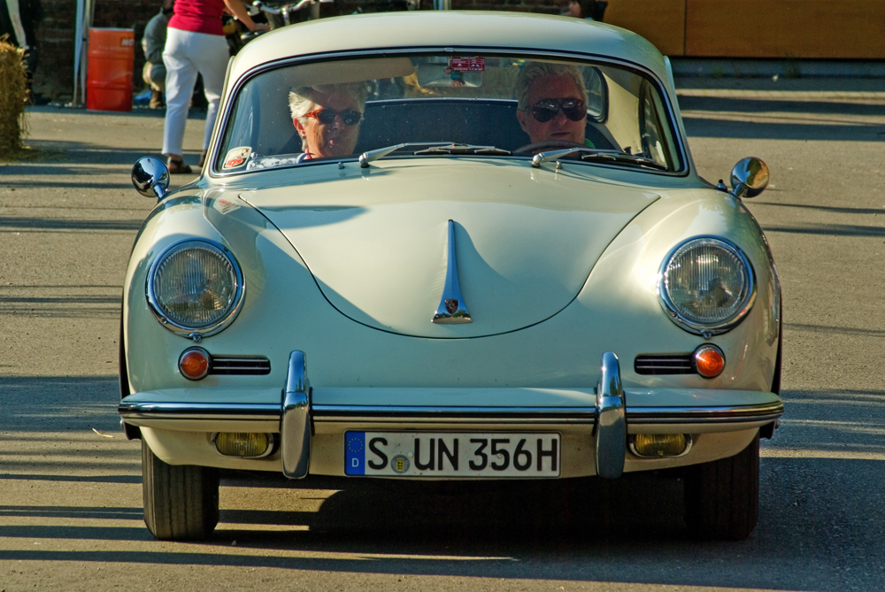 Hans Hermann - hier mit Ehefrau und seinem Porsche 356
